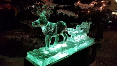 Eisskulptur Rentier mit Schlitten